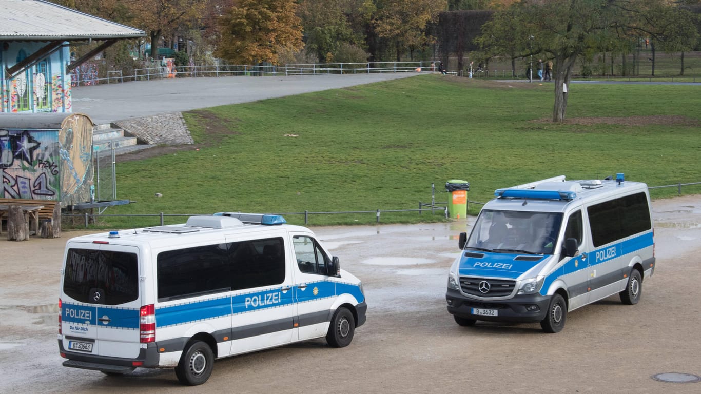 Polizei im Görlitzer Park (Symbolbild): Ein Mann ist mit schweren Verletzungen gefunden worden.