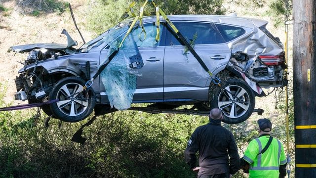 Das demolierte Unfallauto von Tiger Woods beim Abtransport.