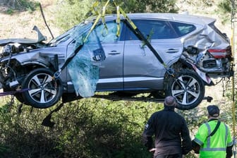Das demolierte Unfallauto von Tiger Woods beim Abtransport.