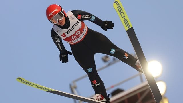 Wie ihre deutschen Kolleginnen nur Außenseiterin auf der WM-Schanze: Katharina Althaus in Aktion.