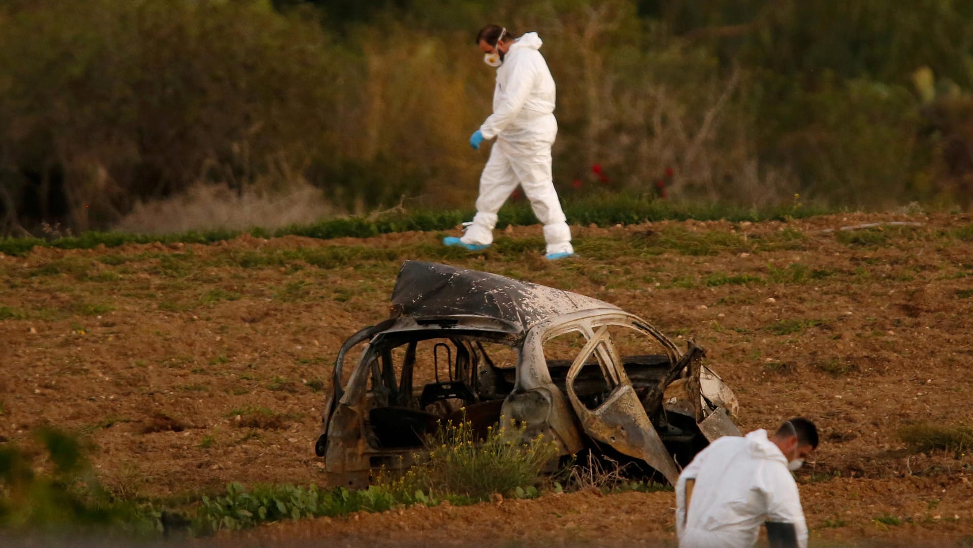 Malta im Herbst 2017: Forensiker untersuchen den Tatort, an dem die Journalistin mit einer Autobombe getötet wurde.