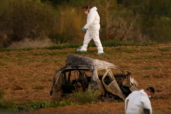 Malta im Herbst 2017: Forensiker untersuchen den Tatort, an dem die Journalistin mit einer Autobombe getötet wurde.