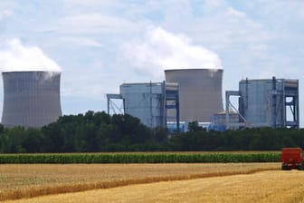 Atomkraftwerk bei Blois in Frankreich: Selbst die ältesten Reaktoren dürfen nach Reparaturen nun 50 Jahre betrieben werden (Archivbild).