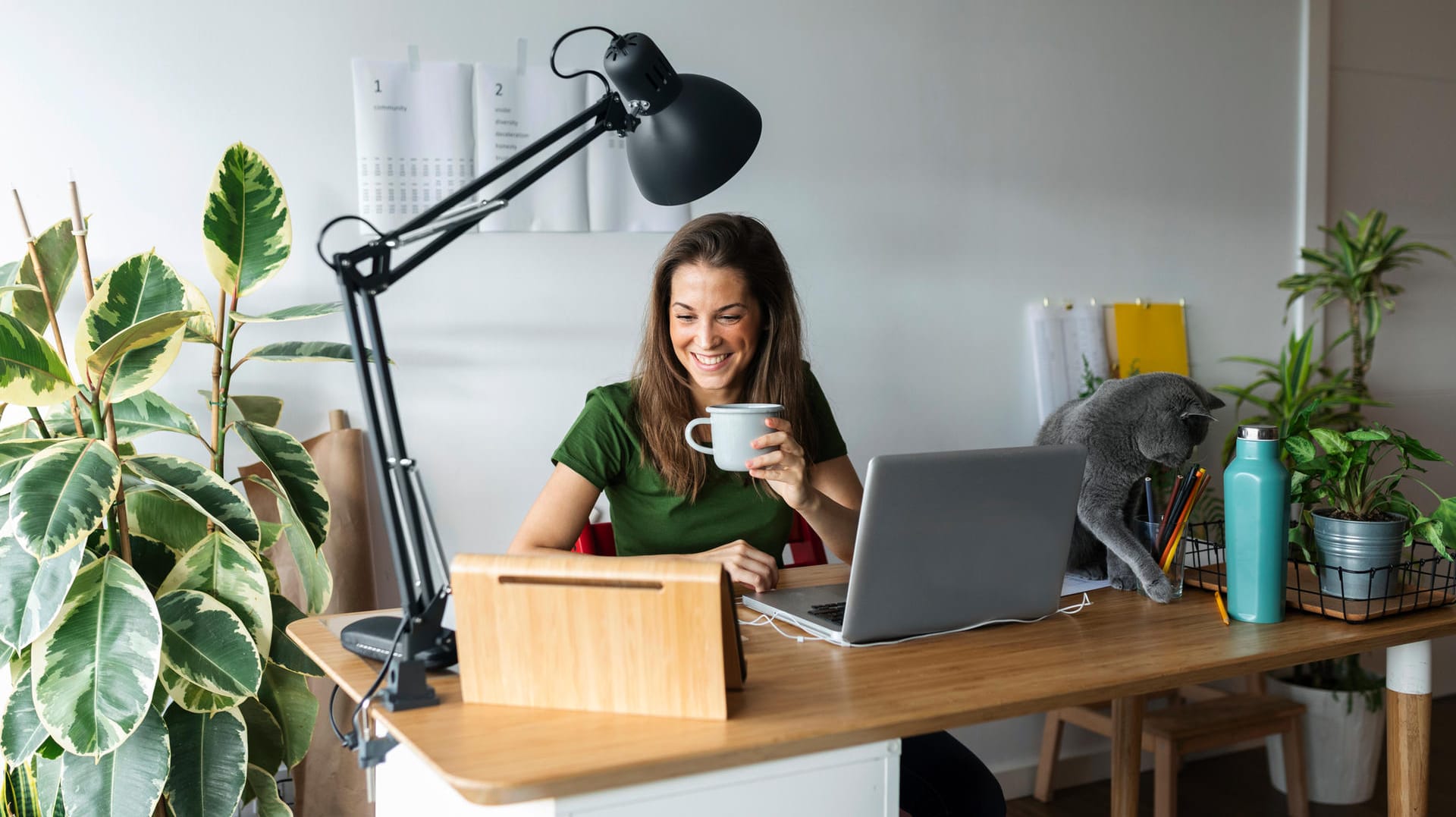 Homeoffice einrichten: Eine Einrichtungsberaterin gibt Tipps, wie Sie Ihren Arbeitsplatz wohnlich gestalten.