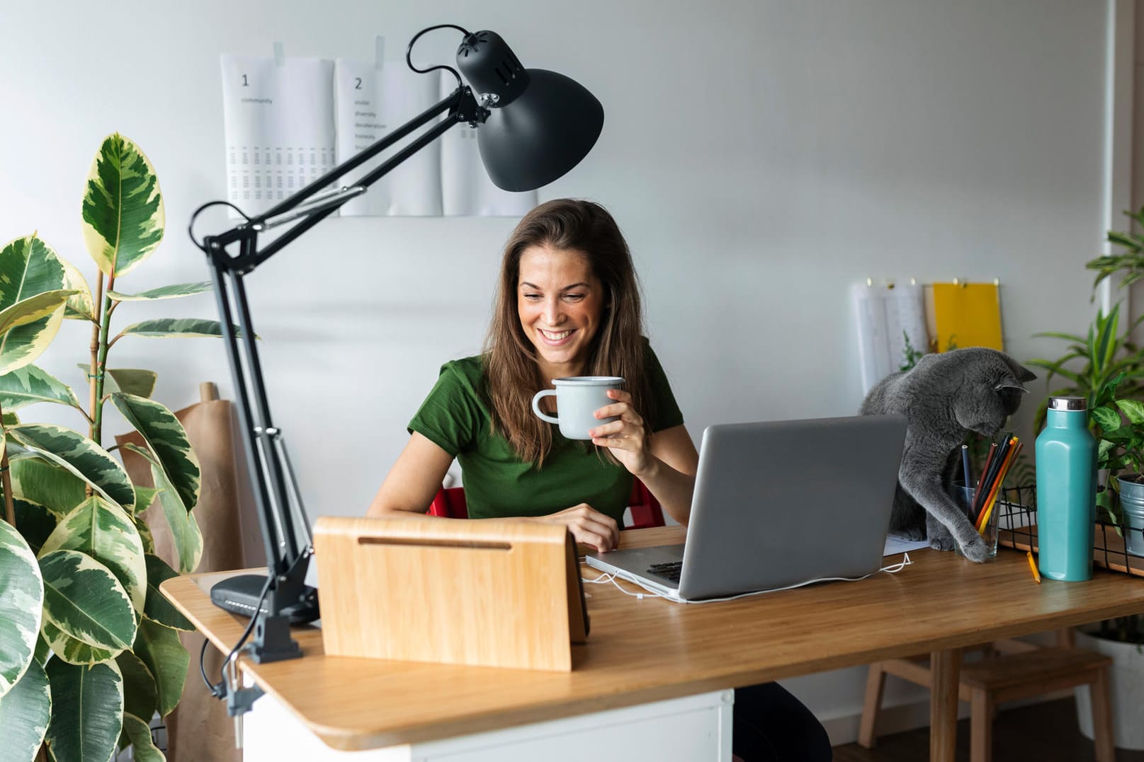 Homeoffice einrichten: Eine Einrichtungsberaterin gibt Tipps, wie Sie Ihren Arbeitsplatz wohnlich gestalten.