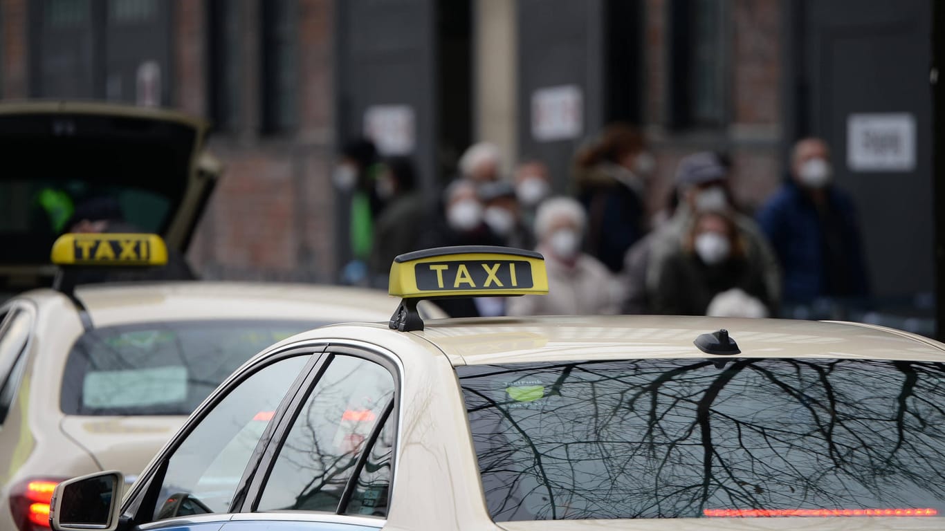 Taxis vor einem Impfzentrum (Symbolbild): Der Essener Stadtrat will nun Taxigutscheine für Fahrten zum Impfzentrum prüfen.
