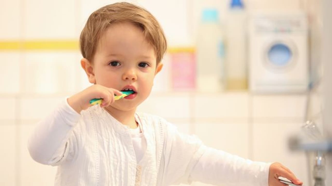 Kinderzahnpasta: Ab dem ersten durchgebrochenen Milchzahn sollte Kinderzahnpasta zum Einsatz kommen.