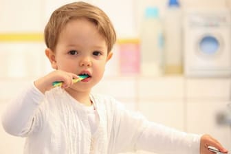 Kinderzahnpasta: Ab dem ersten durchgebrochenen Milchzahn sollte Kinderzahnpasta zum Einsatz kommen.