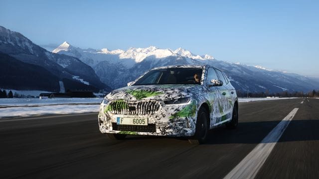 Fabia versteckt sich: Zumindest bis zur Weltpremiere will Skoda das Design des neuen Kleinwagens noch nicht komplett preisgeben.