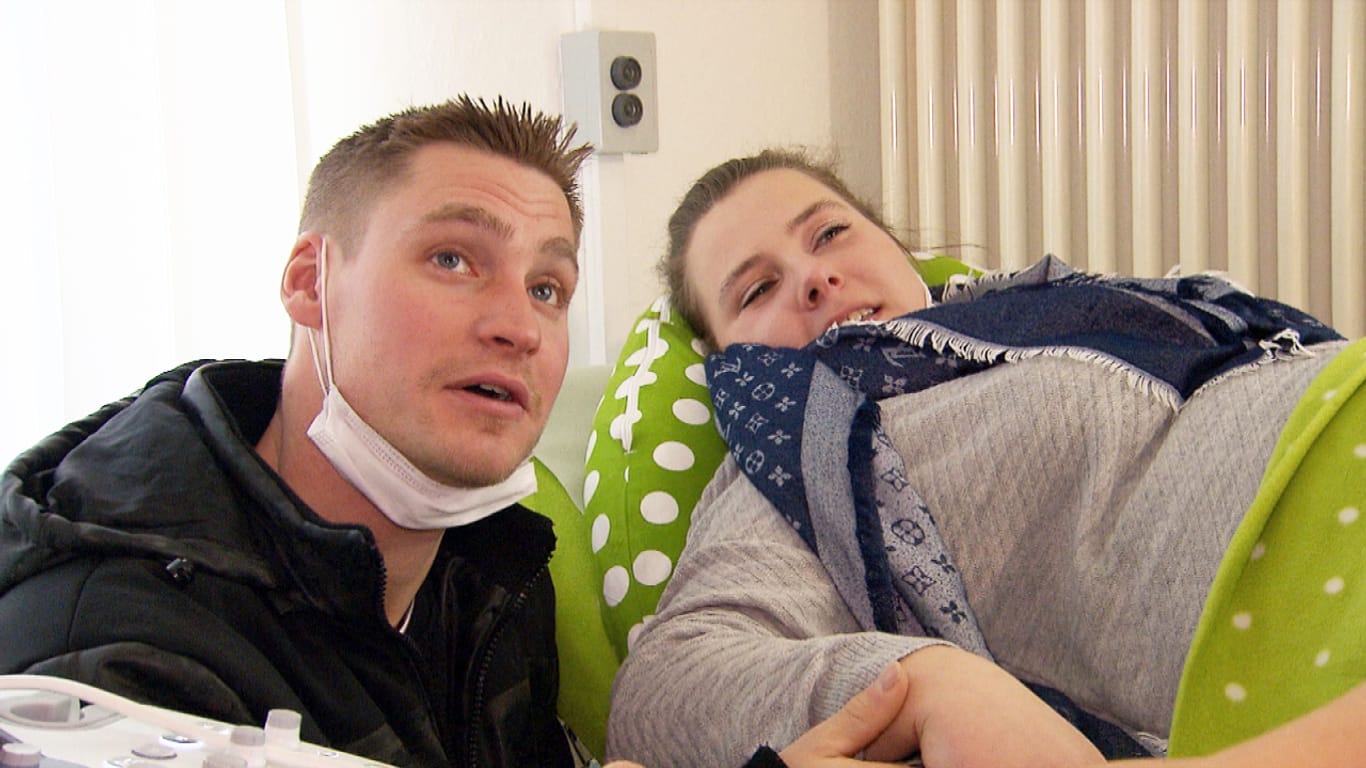Die Wollnys: Peter und Sarafina bei einer Ultraschalluntersuchung.