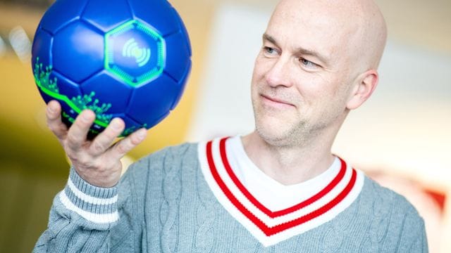 Nimmt den Ball und seine Bewegung genauer unter die Lupe: Ex-Nationalspieler Fabian Ernst. Nimmt den Ball und seine Bewegung genauer unter die Lupe: Ex-Nationalspieler Fabian Ernst.
