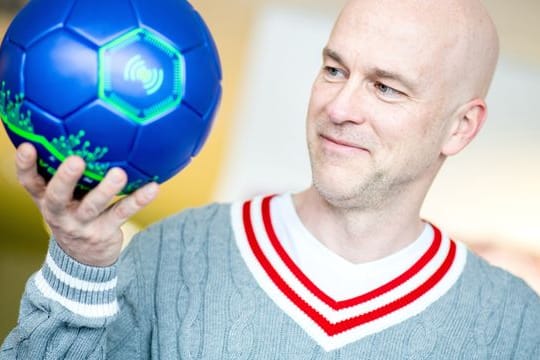 Nimmt den Ball und seine Bewegung genauer unter die Lupe: Ex-Nationalspieler Fabian Ernst.