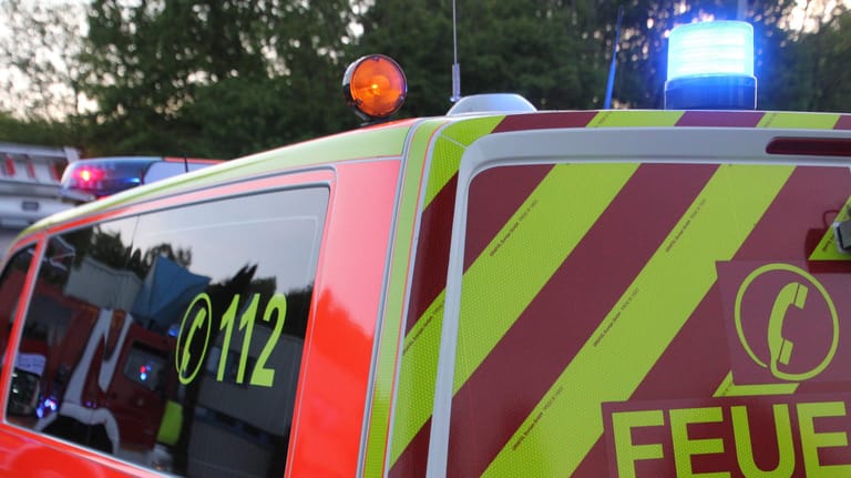 Ein Rettungswagen im Einsatz (Symbolbild): Auf der B256 nahe Köln hat ein Geisterfahrer einen schweren Unfall verursacht.