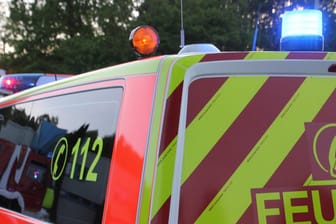 Ein Rettungswagen im Einsatz (Symbolbild): Auf der B256 nahe Köln hat ein Geisterfahrer einen schweren Unfall verursacht.