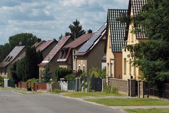 Einfamilienhäuser schneiden bei der Klimabilanz meist schlechter ab als Wohnungen in Mehrfamilienhäusern.