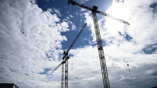 Baukräne ragen in den Himmel (Symbolbild): Die Wohnungsbaubranche in Deutschland boomt.