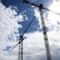 Baukräne ragen in den Himmel (Symbolbild): Die Wohnungsbaubranche in Deutschland boomt.