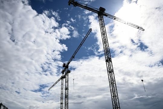 Baukräne ragen in den Himmel (Symbolbild): Die Wohnungsbaubranche in Deutschland boomt.