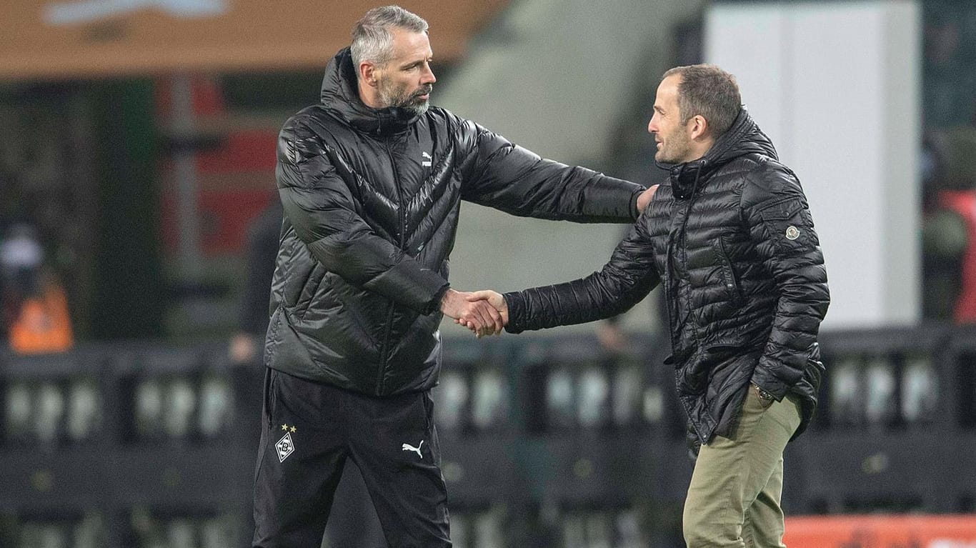 Gladbachs Trainer Marco Rose und Ex-Schalke-Trainer Manuel Baum geben sich die Hand. Beide Mannschaftten trafen Ende November aufeinander, Gladbach gewann mit 4:1.