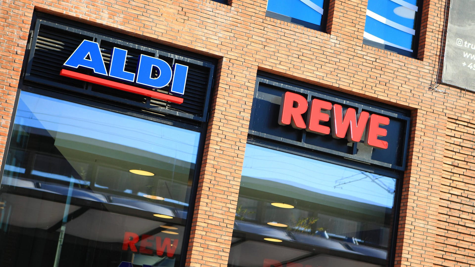 Märkte von Aldi und Rewe: Noch gibt es die zugelassenen Selbsttests nicht bei Supermärkten und Discountern.