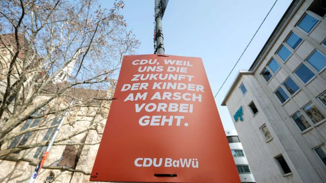 Ein gefälschtes Wahlplakat: Klimaaktivisten haben die Plakate in vielen Städten von BaWü angebracht.