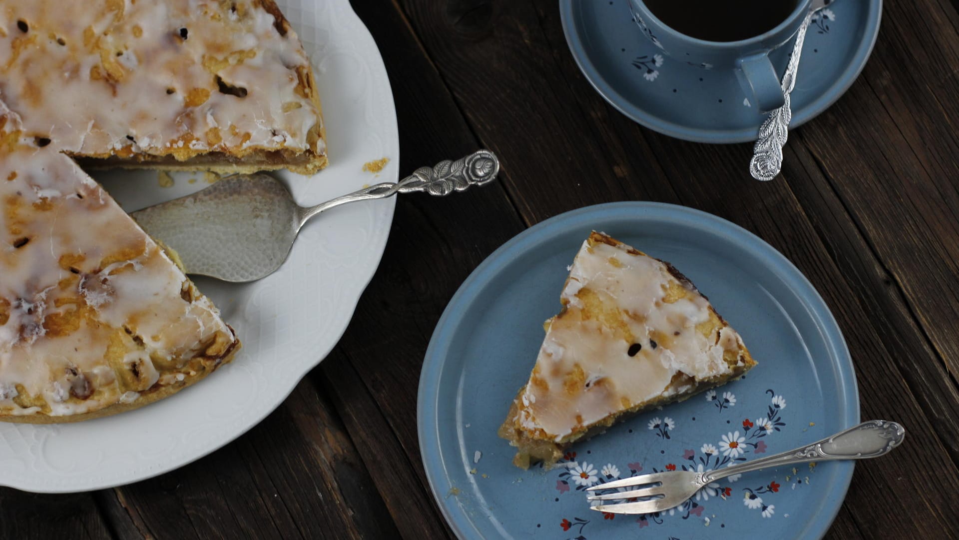 Apfelkuchen: Ein Zuckerguss rundet den Kuchen ab.