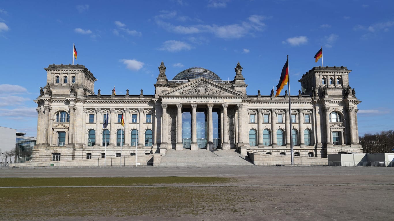 Der Reichstag in Berlin: Der Mann soll Grundrisse aus dem Bundestag an den russischen Geheimdienst weitergegeben haben (Symbolbild).