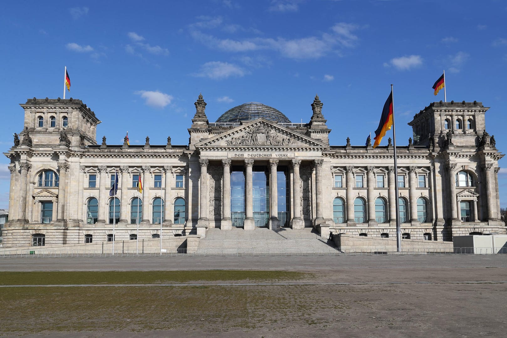 Der Reichstag in Berlin: Der Mann soll Grundrisse aus dem Bundestag an den russischen Geheimdienst weitergegeben haben (Symbolbild).