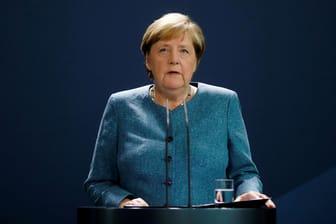 Angela Merkel bei einer Pressekonferenz: Die Kanzlerin hat angekündigt, einen Öffnungsplan ausarbeiten zu lassen.