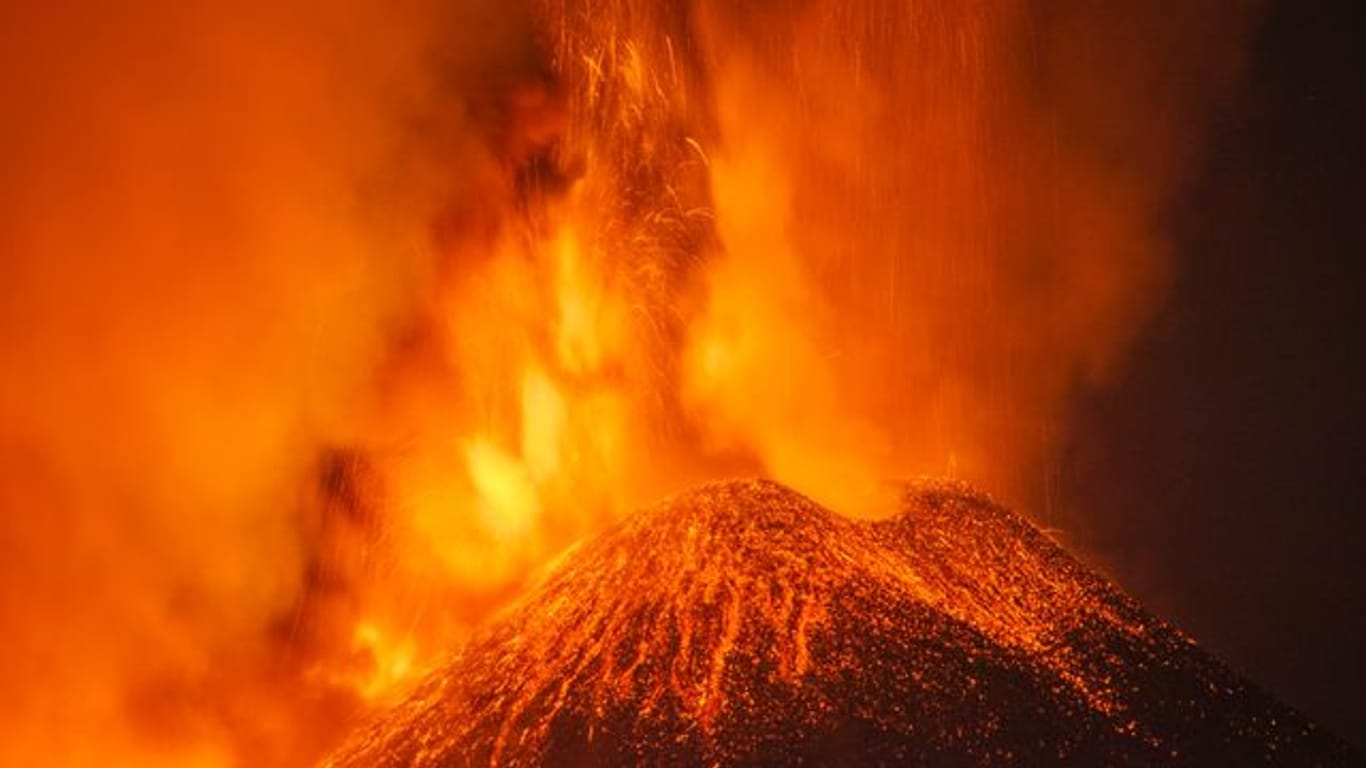 Der Vulkan Ätna auf Sizilien bricht seit letzter Woche kontinuierlich aus.