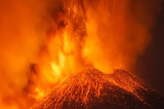 Der Vulkan Ätna auf Sizilien bricht seit letzter Woche kontinuierlich aus.
