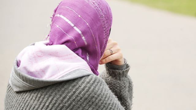 Laut eines EuGH-Gutachtens können im Einzelfall höhere Hürden für ein Kopftuchverbot am Arbeitsplatz festgelegt werden. Laut eines EuGH-Gutachtens können im Einzelfall höhere Hürden für ein Kopftuchverbot am Arbeitsplatz festgelegt werden.