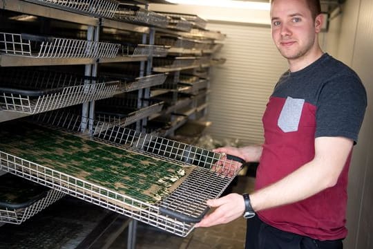 Als Pulver im Müsli, flüssig im Smoothie oder als Spirulina-Eis findet die Alge auch in Deutschland mehr und mehr Freunde.