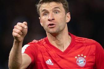 Thomas Müller vom FC Bayern hebt den Arm