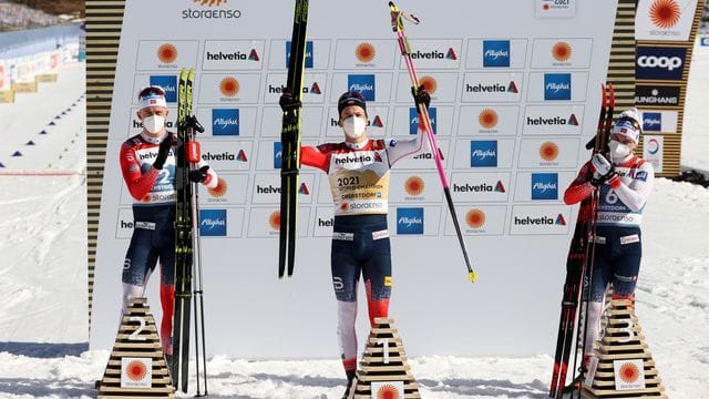 Dreifacherfolg für Norwegen: Johannes Kläbo (M) siegte vor Erik Valnes (l) und Haavard Solaas Taugböl.