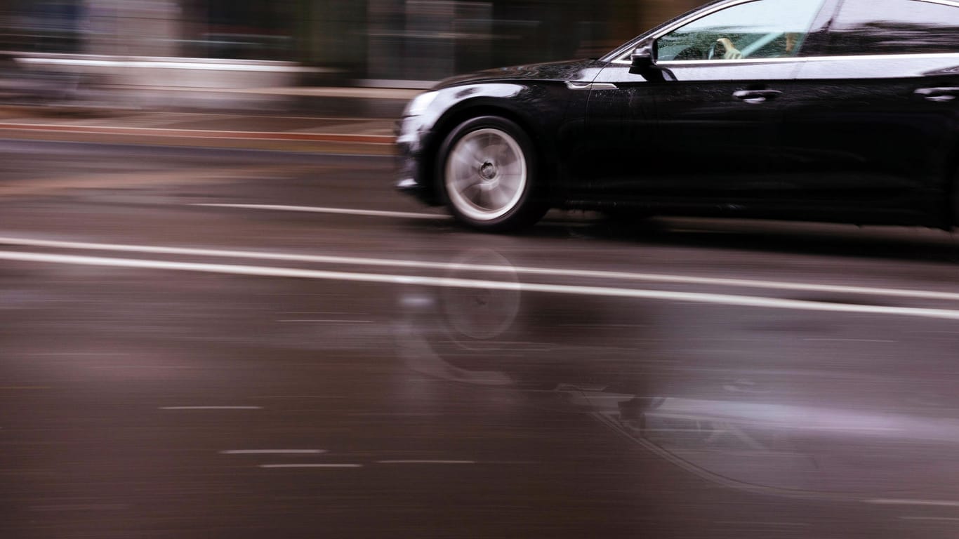 Ein Auto fährt schnell durch die Stadt (Symbolbild): Ein Mann in München hat sich ein Rennen mit einer Zivilstreife geliefert.