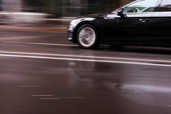 Ein Auto fährt schnell durch die Stadt (Symbolbild): Ein Mann in München hat sich ein Rennen mit einer Zivilstreife geliefert.