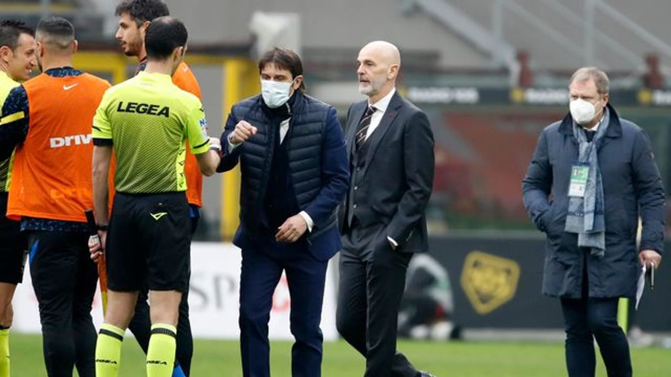 Muss mit seinem Team wegen mehrerer Corona-Fällen in Isolation: Inter-Coach Antonio Conte (3.