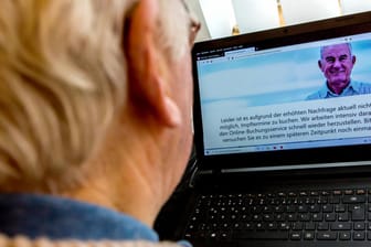 Ein Rentner versucht, einen Termin für eine Coronaimpfung zu erhalten: Auch bei einigen t-online-Lesern ist die Terminvereinbarung keineswegs problemfrei verlaufen.
