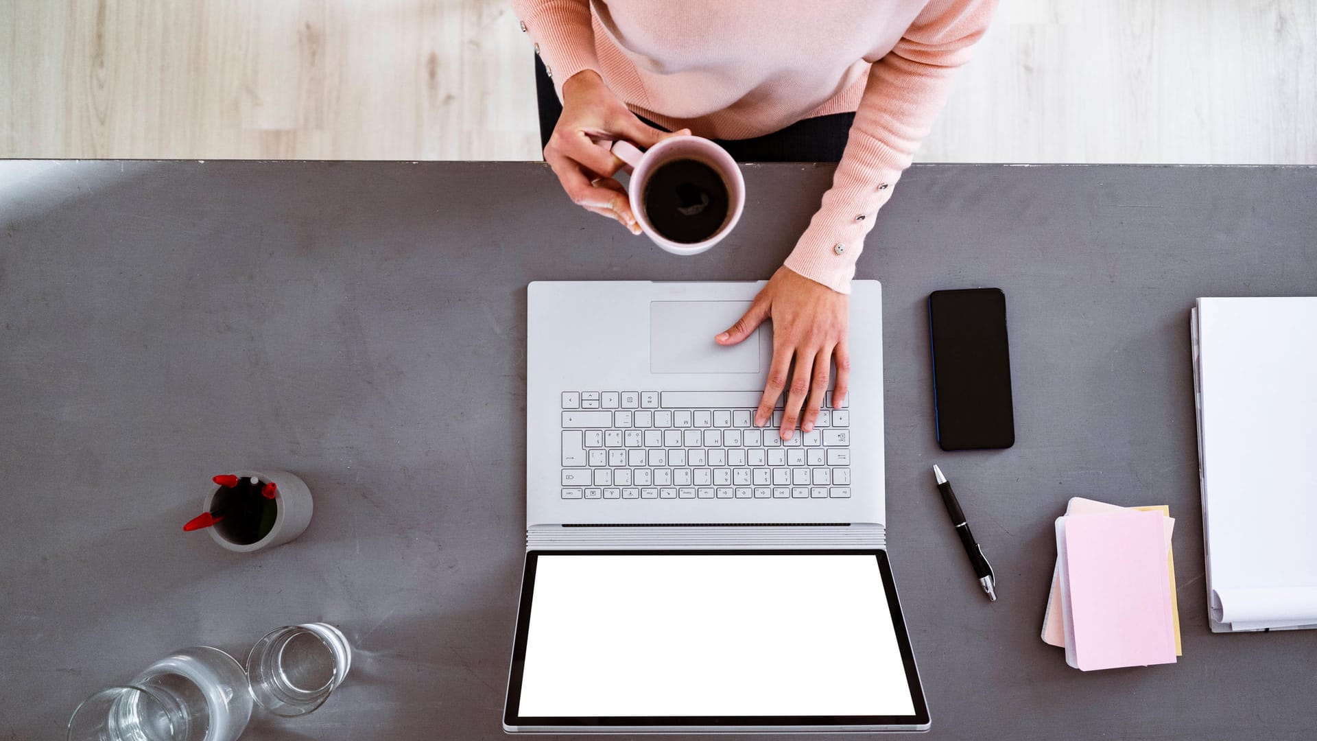 Eine Frau sitzt im Homeoffice vor dem Laptop (Symbolbild): Die neue digitale Arbeitsweise während der Corona-Pandemie birgt laut der Hagener Polizei auch mögliche Gefahren, etwa wegen Cyberkriminalität.