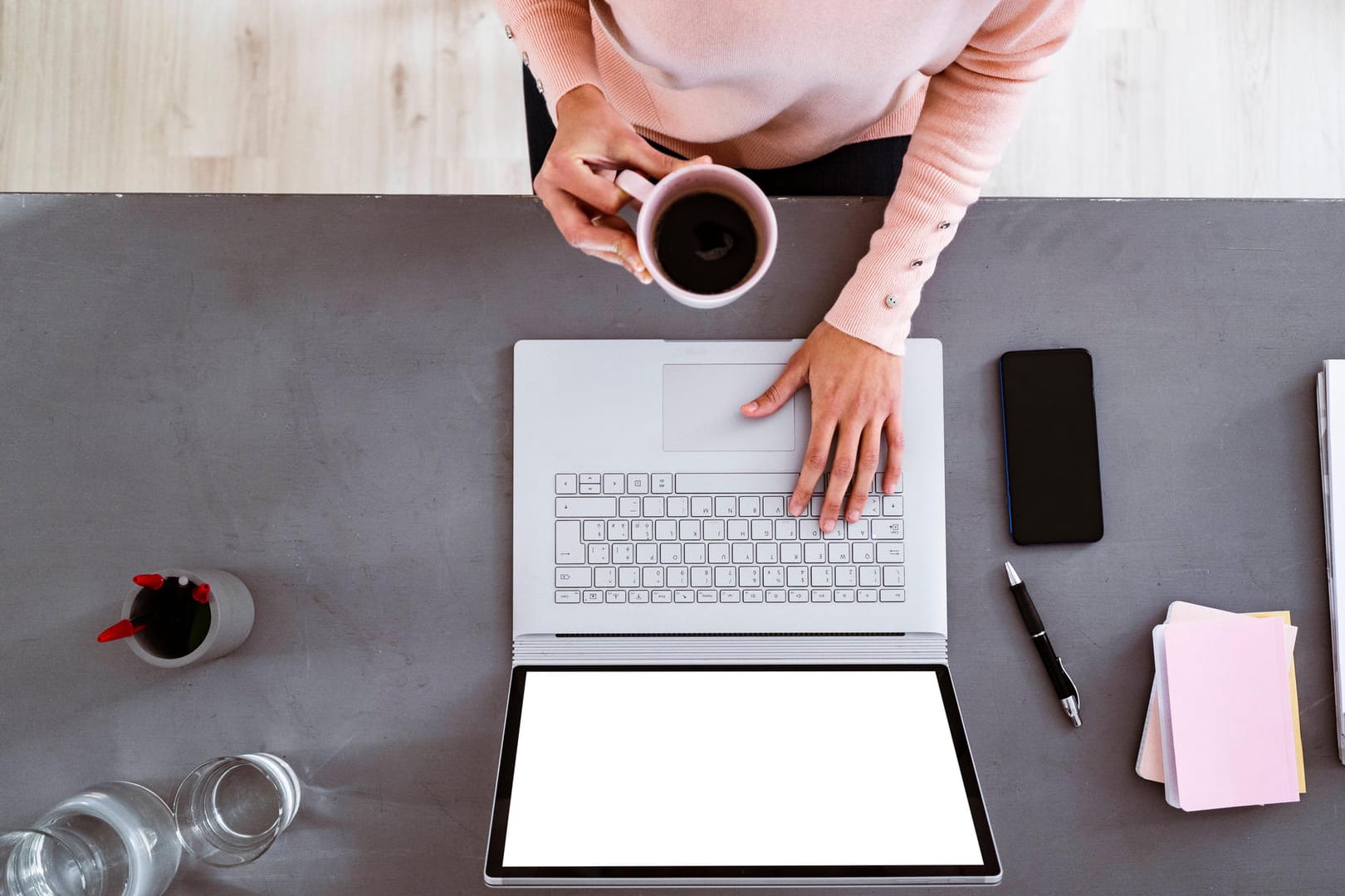 Eine Frau sitzt im Homeoffice vor dem Laptop (Symbolbild): Die neue digitale Arbeitsweise während der Corona-Pandemie birgt laut der Hagener Polizei auch mögliche Gefahren, etwa wegen Cyberkriminalität.