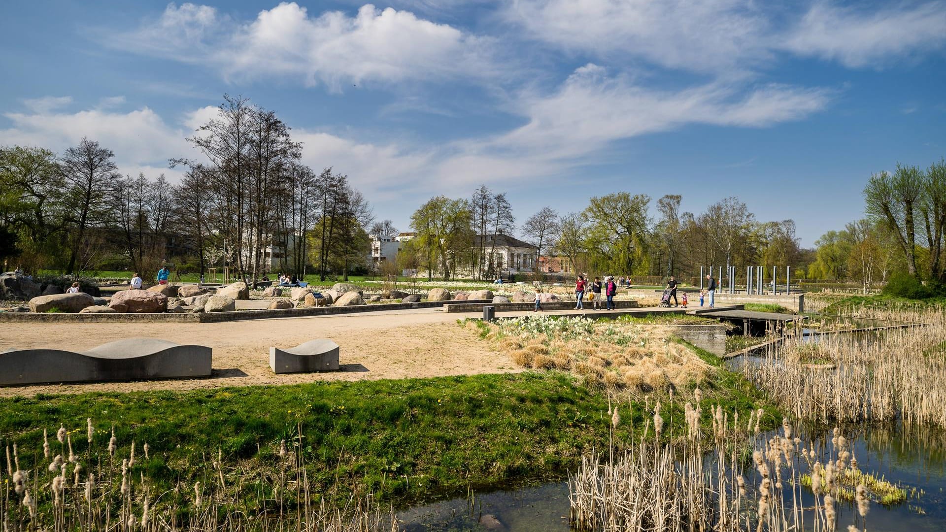 Wilhelmsburger Inselpark (Archivbild): Hier wurde am Dienstagabend ein 32-Jähriger Rollstuhlfahrer Opfer eines Überfalls. Wilhelmsburger Inselpark (Archivbild): Hier wurde am Dienstagabend ein 32-Jähriger Rollstuhlfahrer Opfer eines Überfalls.