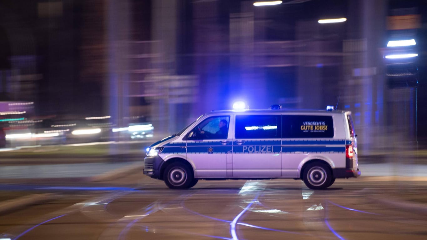 Ein Einsatzwagen der Dresdner Polizei (Symbolbild): Ermittler der sächsischen Landeshauptstadt haben in Leipzig eine Razzia durchgeführt.