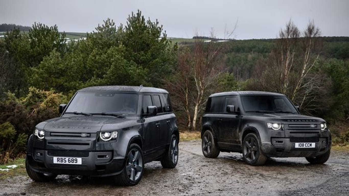 Den Land Rover Defender können Kunden nun auch mit einem starken V8-Motor für den Fünftürer 110 (l) und den Dreitürer 90 ordern.