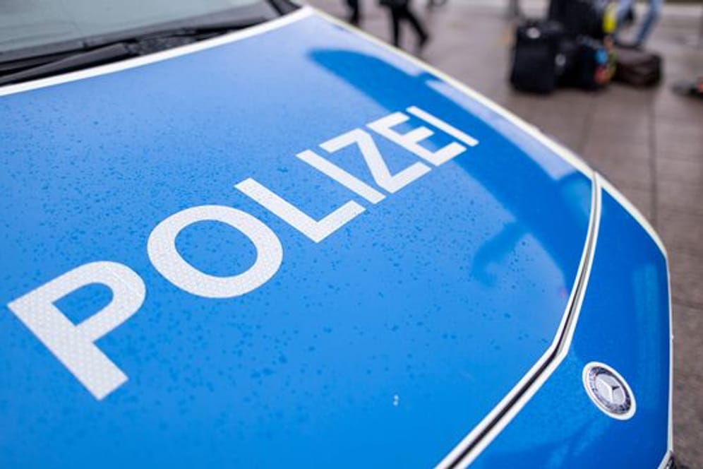 Ein Fahrzeug der Polizei (Symbolbild): Einsatzkräften ist in Stuttgart und Umgebung ein Schlag gegen den Drogenhandel gelungen.