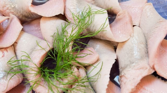 Da die Bestände in der Ostsee kleiner werden, empfiehlt der WWF Heringshappen aus der Nordsee.