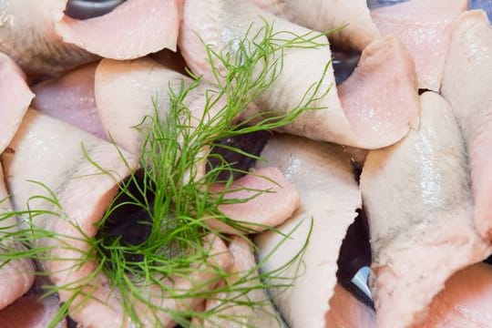 Da die Bestände in der Ostsee kleiner werden, empfiehlt der WWF Heringshappen aus der Nordsee.