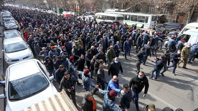 Armeniens Ministerpräsident Nikol Paschinjan kommt umgeben von seinen Anhängern am Platz der Republik an. Armeniens Ministerpräsident Nikol Paschinjan kommt umgeben von seinen Anhängern am Platz der Republik an.
