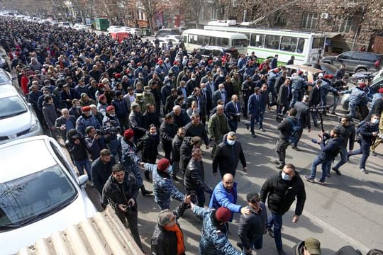 Armeniens Ministerpräsident Nikol Paschinjan kommt umgeben von seinen Anhängern am Platz der Republik an.