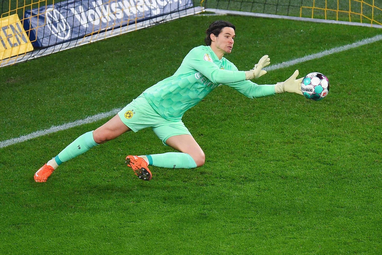 Marwin Hitz wechselte 2018 vom FC Augsburg zum BVB.